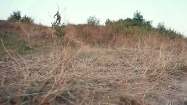 Homem anda de bicicleta perto do lago — Vídeo de Stock