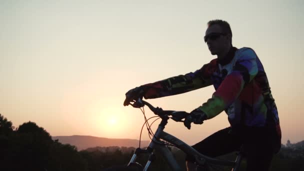 Adam bir bisiklet üstünde tepe — Stok video