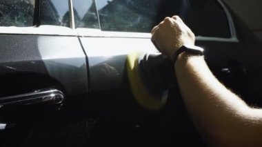 Yörünge makinesiyle araba parlatma yüzeyi
