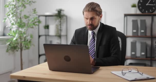 Mężczyzna mając wideo czat na laptopie — Wideo stockowe
