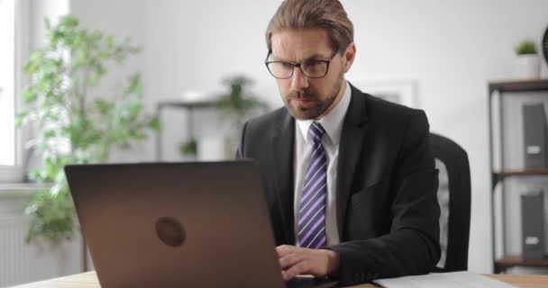 オフィスで働くためにノートパソコンを使う男 — ストック動画
