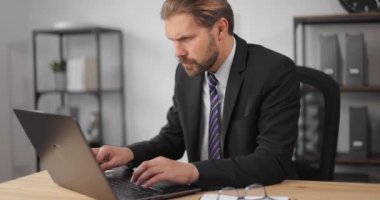 Ofiste mide ağrısı çeken bir iş adamı.