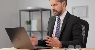 Duygusal iş adamının bilgisayarında video kaydı var.