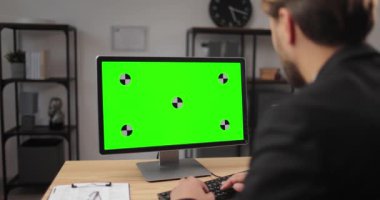 Ofisteki adam krom ekran ile bilgisayar üzerinde çalışıyor