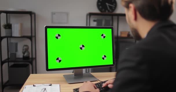 Офицер, работающий на компьютере с хроматическим экраном — стоковое видео