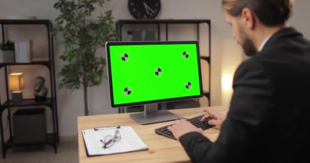 Hombre de oficina trabajando en la computadora con pantalla verde — Vídeos de Stock