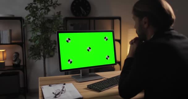 Biznesmen pracujący na komputerze z zielonym ekranem — Wideo stockowe