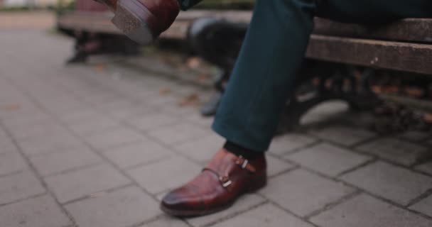 茶色の革の靴の男性の足のクローズアップ — ストック動画