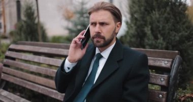 İş adamı telefonda konuşuyor.