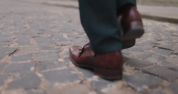 Uomo d'affari in scarpe di pelle che cammina sulla strada — Video Stock