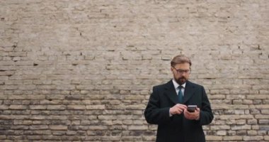 Cep telefonundan arama yapan yakışıklı adam.