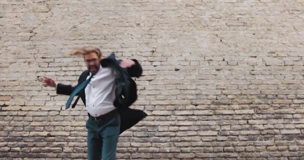 Ευτυχισμένος επιχειρηματίας πηδάει, ουρλιάζει και χορεύει — Αρχείο Βίντεο