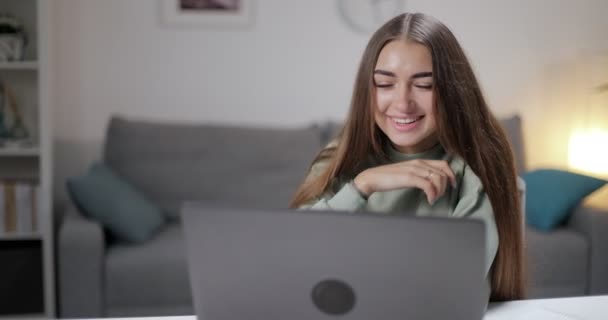Sorrindo mulher ter vídeo chat no laptop — Vídeo de Stock