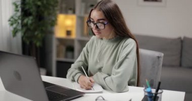 Esmer, dizüstü bilgisayarında online kurs alıyor.