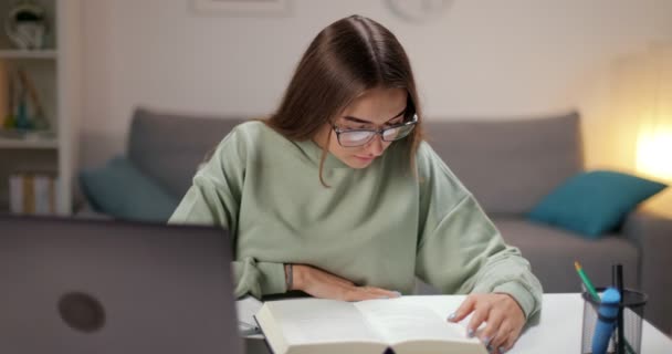 Mujer joven estudiando en casa — Vídeo de stock
