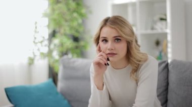 Sarışın alkışlıyor, gülümsüyor ve kameraya bakıyor.