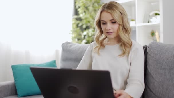 Mujer sorprendida mirando la pantalla del ordenador — Vídeos de Stock