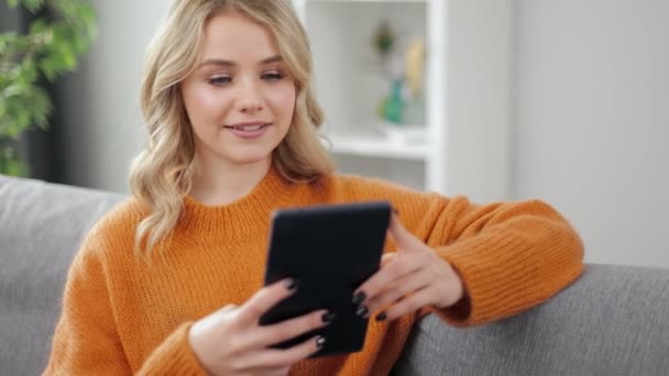 Charmante Blondine nutzt Tablet zu Hause — Stockvideo
