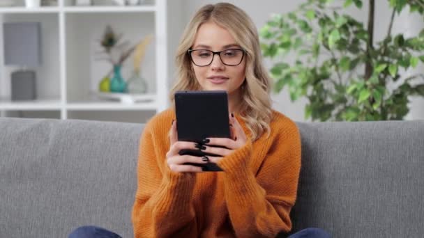 Mujer feliz en gafas usando tableta — Vídeos de Stock