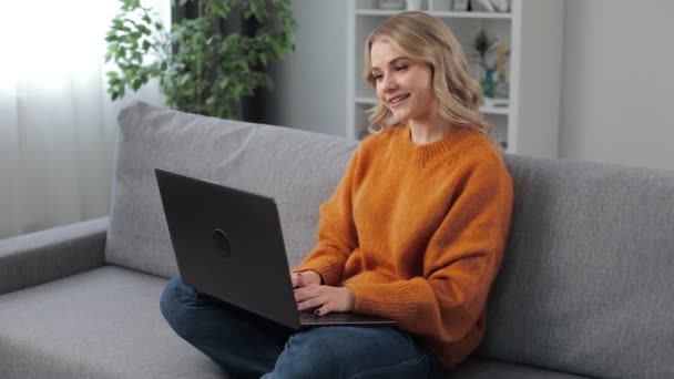 Blond hebben van online gesprek op laptop — Stockvideo