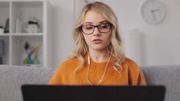 Mujer teniendo conversación de vídeo en el ordenador portátil — Vídeos de Stock