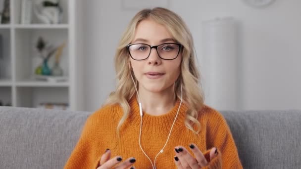 Mulher encantadora falando durante a chamada de vídeo — Vídeo de Stock