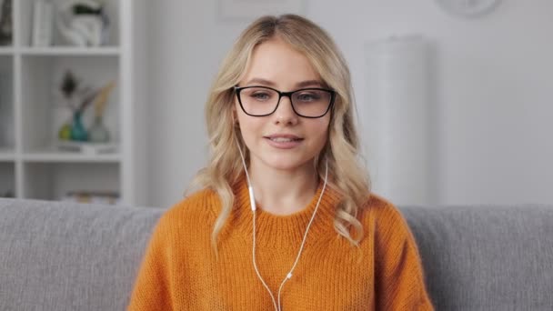 Femme ayant une réunion en ligne sur ordinateur portable — Video