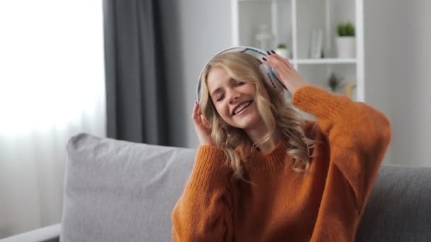 Vrouw genieten van muziek in hoofdtelefoon — Stockvideo