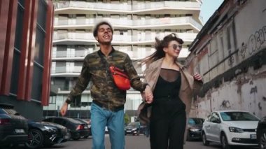 Çok kültürlü bir çift şehirde eğleniyor.