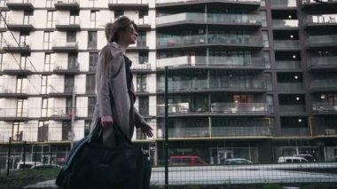 Dışarıda gezen çok kültürlü bir çift.