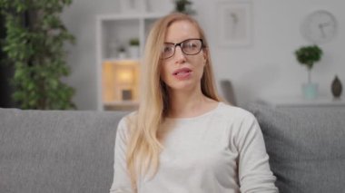 Çevrimiçi konferans sırasında konuşan kadın