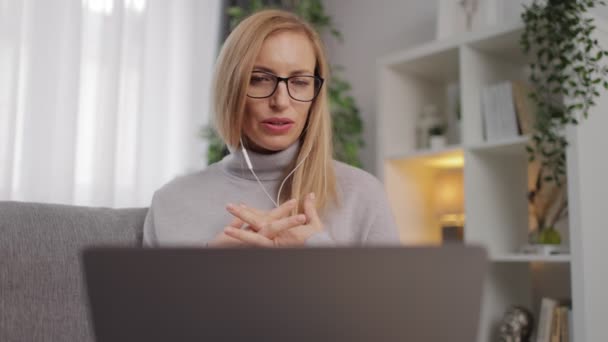 Vrouw heeft online vergadering op laptop — Stockvideo