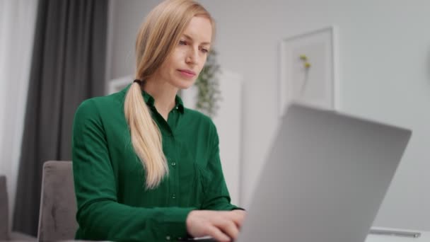 Femme travaillant à distance sur ordinateur — Video