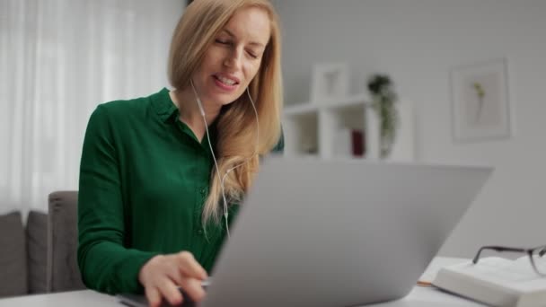 Frau nutzt Computer für Videokonferenz — Stockvideo