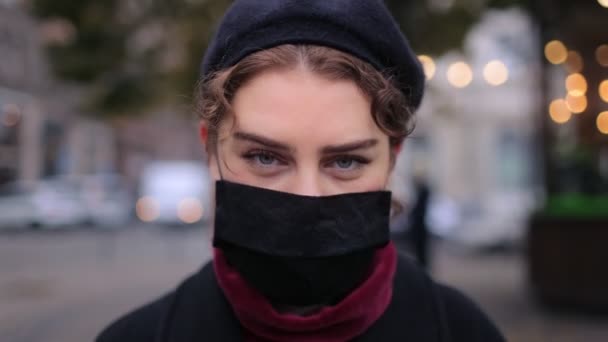 Orvosi maszkos nő áll az utcán — Stock videók