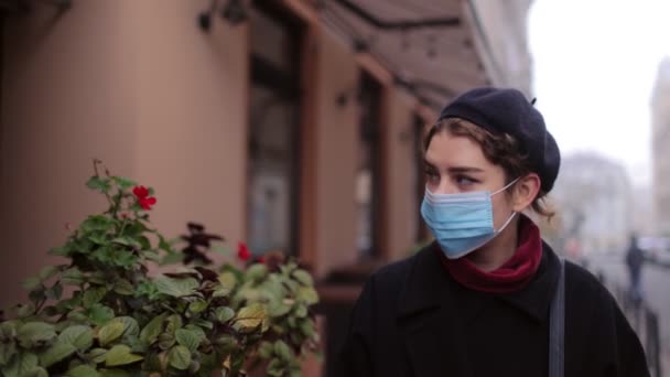 Stylová žena nosí ochrannou masku venku — Stock video