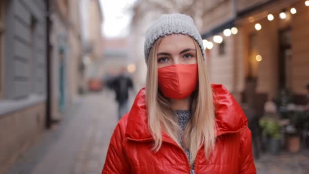 Vrouw poseren op straat in medisch masker — Stockvideo