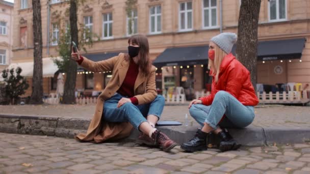 Vrouwen met maskers selfie op smartphone — Stockvideo