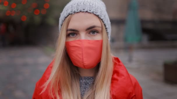 Potret wanita dalam masker medis di luar ruangan — Stok Video