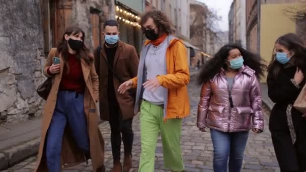 Personas multiraciales en máscaras caminando por la calle — Vídeos de Stock