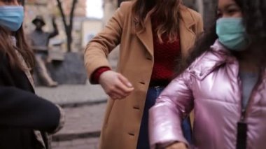 Maskeli çok kültürlü insanlar dirsekleriyle selamlıyor.