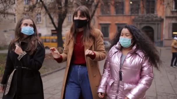 Szczęśliwe kobiety spacerujące na zewnątrz w maskach — Wideo stockowe