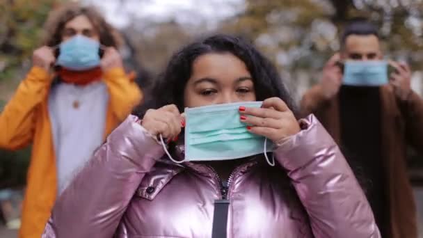 Ungdomar som bär medicinsk mask på gatan — Stockvideo