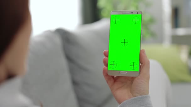 スマートフォンを空画面で使う女 — ストック動画