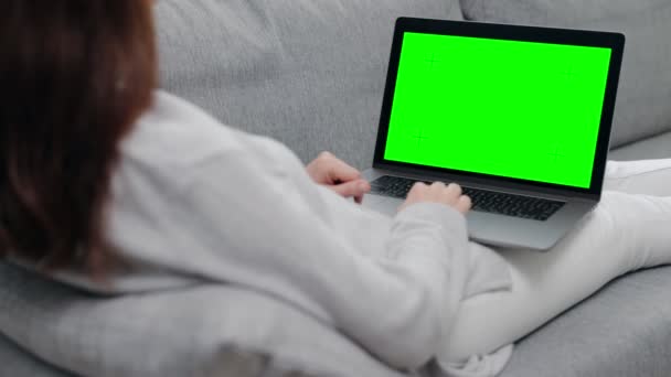 女人看着笔记本电脑的绿色屏幕 — 图库视频影像