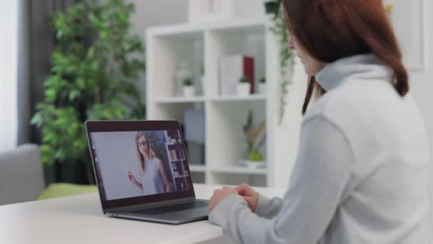 Frau lernt online per Videoanruf — Stockvideo