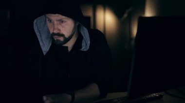 Erkek Hırsız Veri Çalıyor