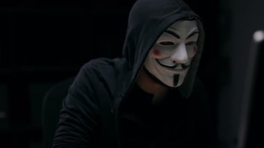Maskeli Bilinmeyen Hacker
