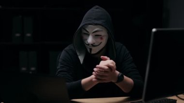 Maskeli Erkek Hacker