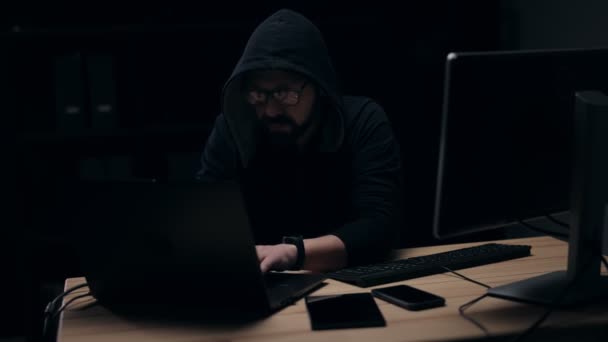 Un hombre frente a la computadora. Habitación oscura noche. — Vídeo de stock